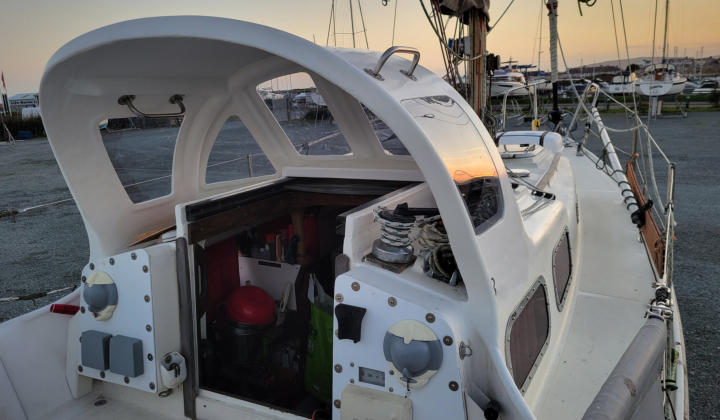 Yacht hard dodger